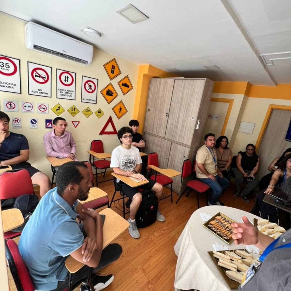 Sala de clases de la academia con señales de tránsito