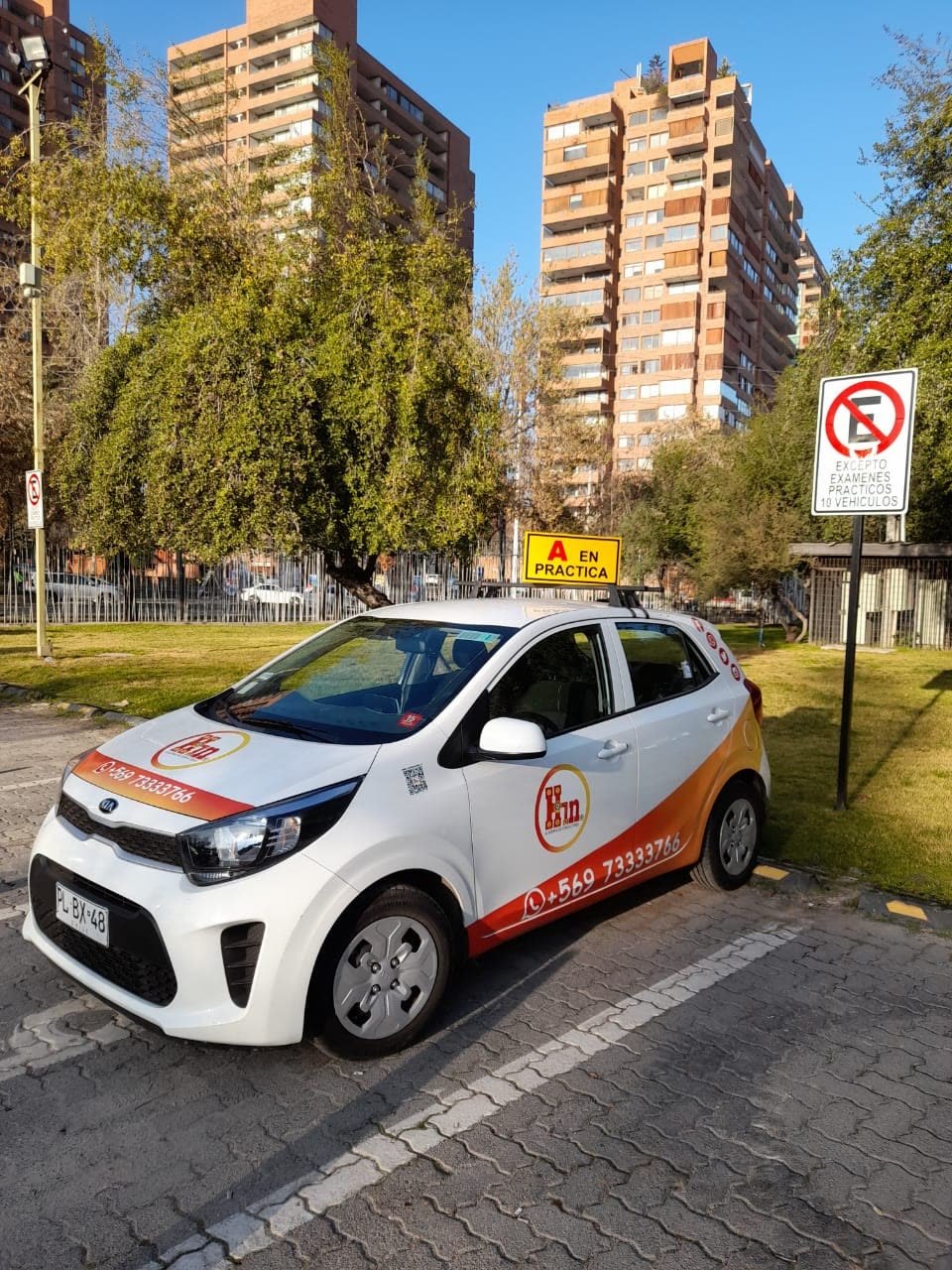 Auto de práctica de la academia, con letrero A en práctica